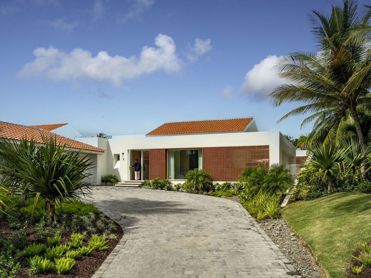 Biệt thự Brisana tại Puerto Rico – không gian nhiệt đới cải tạo bởi Paul Raff Studio với terracotta scallop, ánh sáng tự nhiên và vườn liên kết.