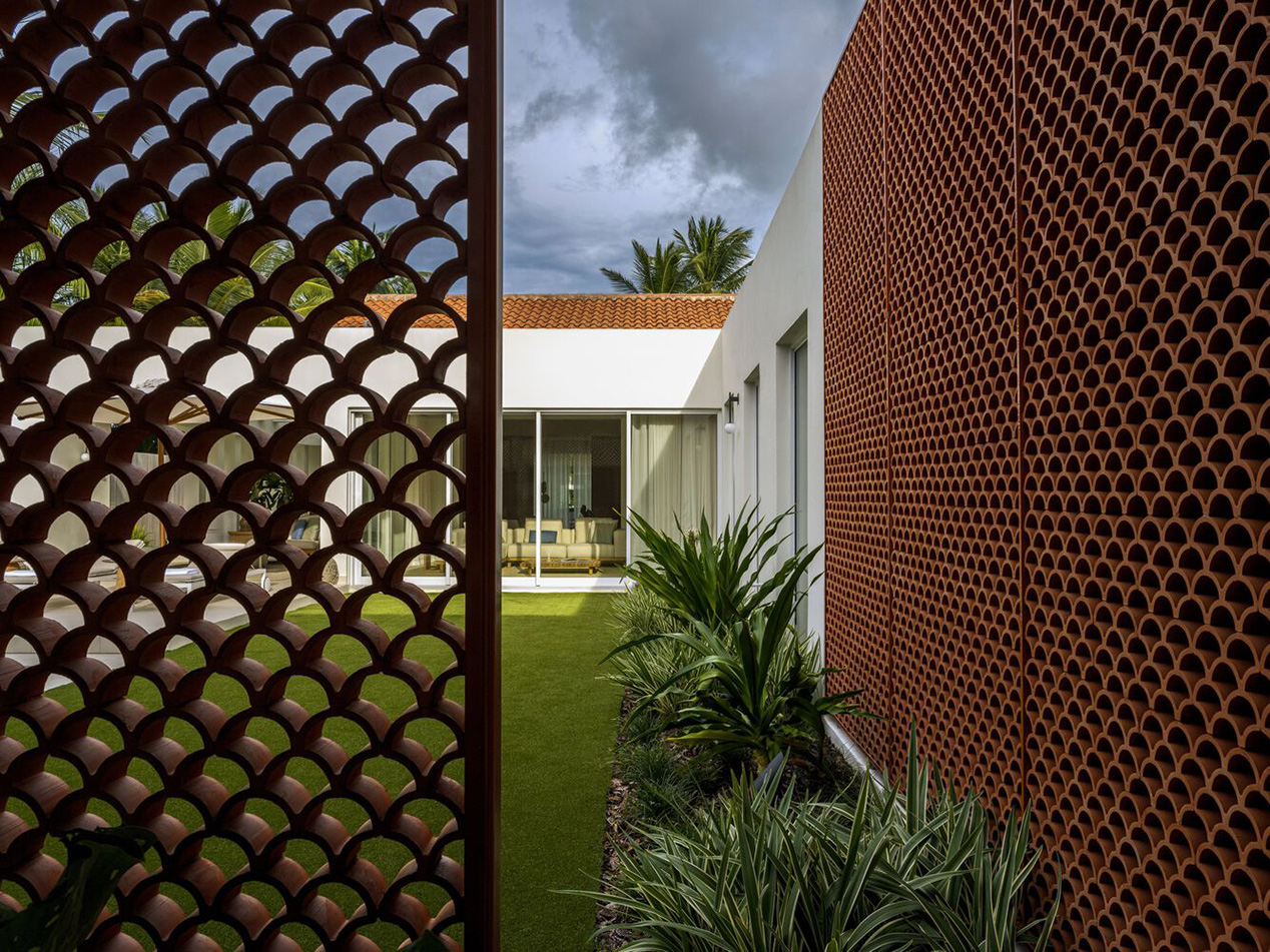 Biệt thự Brisana tại Puerto Rico – không gian nhiệt đới cải tạo bởi Paul Raff Studio với terracotta scallop, ánh sáng tự nhiên và vườn liên kết.