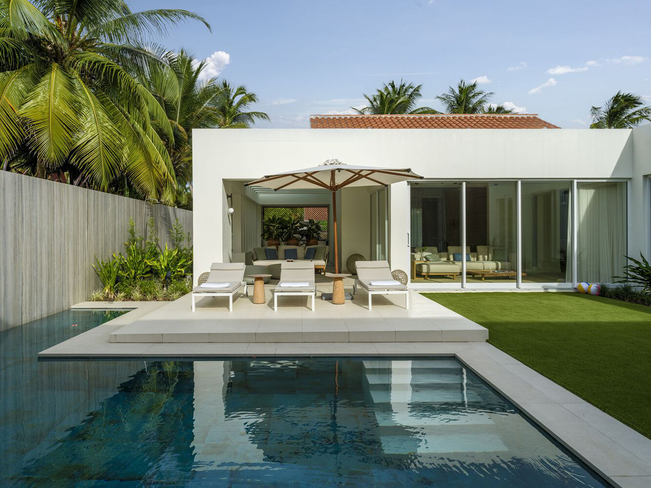 Biệt thự Brisana tại Puerto Rico – không gian nhiệt đới cải tạo bởi Paul Raff Studio với terracotta scallop, ánh sáng tự nhiên và vườn liên kết.