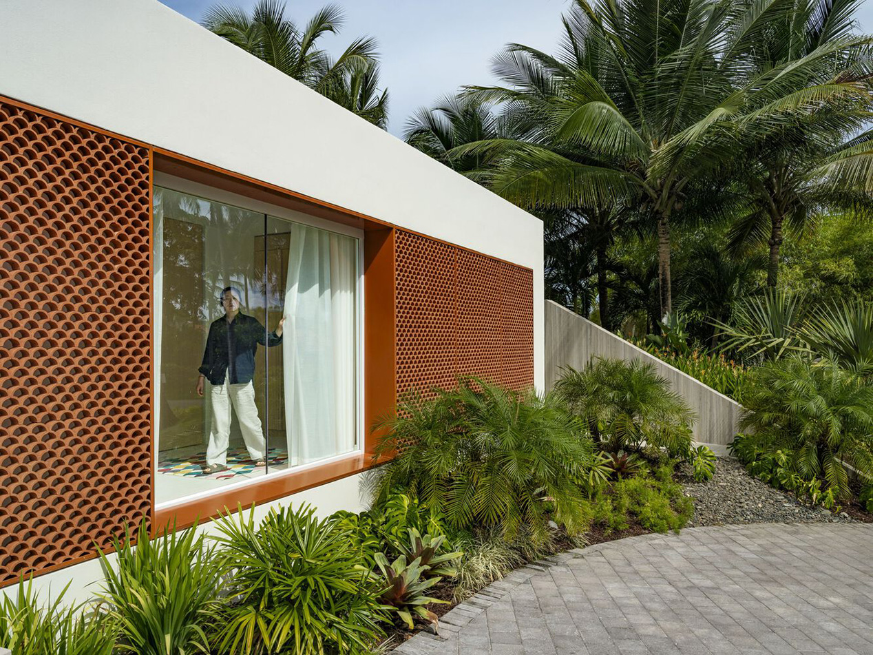 Biệt thự Brisana tại Puerto Rico – không gian nhiệt đới cải tạo bởi Paul Raff Studio với terracotta scallop, ánh sáng tự nhiên và vườn liên kết.