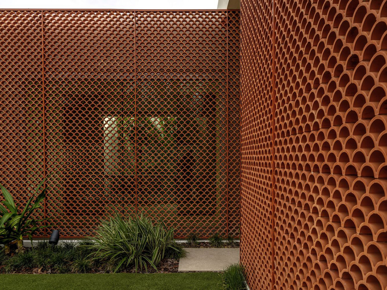 Biệt thự Brisana tại Puerto Rico – không gian nhiệt đới cải tạo bởi Paul Raff Studio với terracotta scallop, ánh sáng tự nhiên và vườn liên kết.