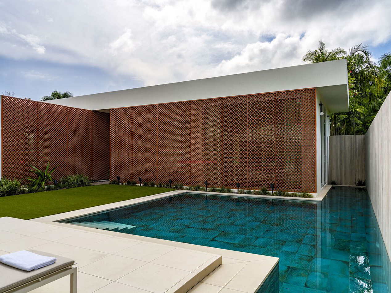 Biệt thự Brisana tại Puerto Rico – không gian nhiệt đới cải tạo bởi Paul Raff Studio với terracotta scallop, ánh sáng tự nhiên và vườn liên kết.