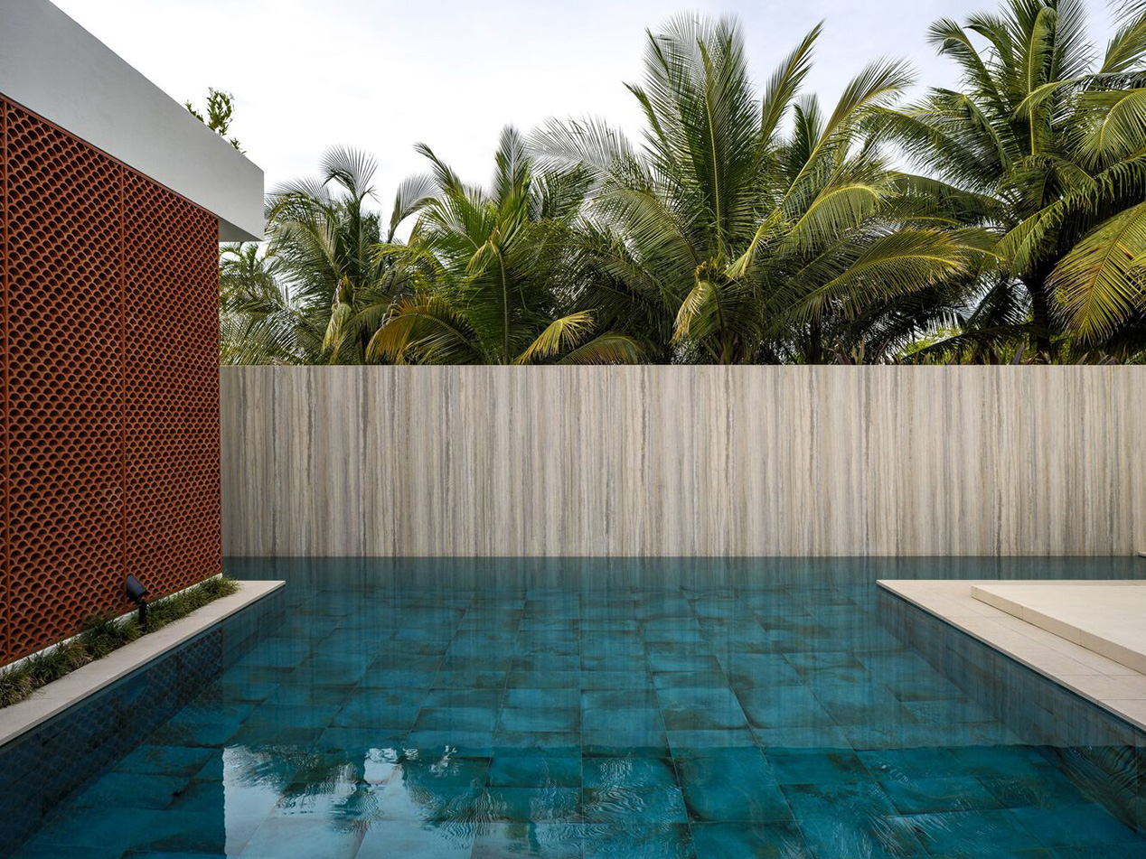 Biệt thự Brisana tại Puerto Rico – không gian nhiệt đới cải tạo bởi Paul Raff Studio với terracotta scallop, ánh sáng tự nhiên và vườn liên kết.