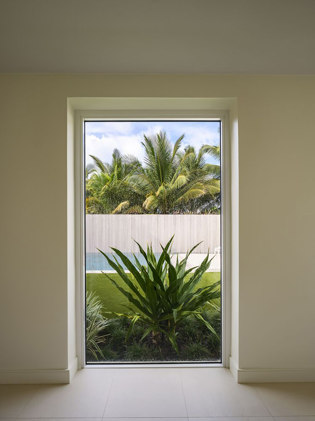 Biệt thự Brisana tại Puerto Rico – không gian nhiệt đới cải tạo bởi Paul Raff Studio với terracotta scallop, ánh sáng tự nhiên và vườn liên kết.