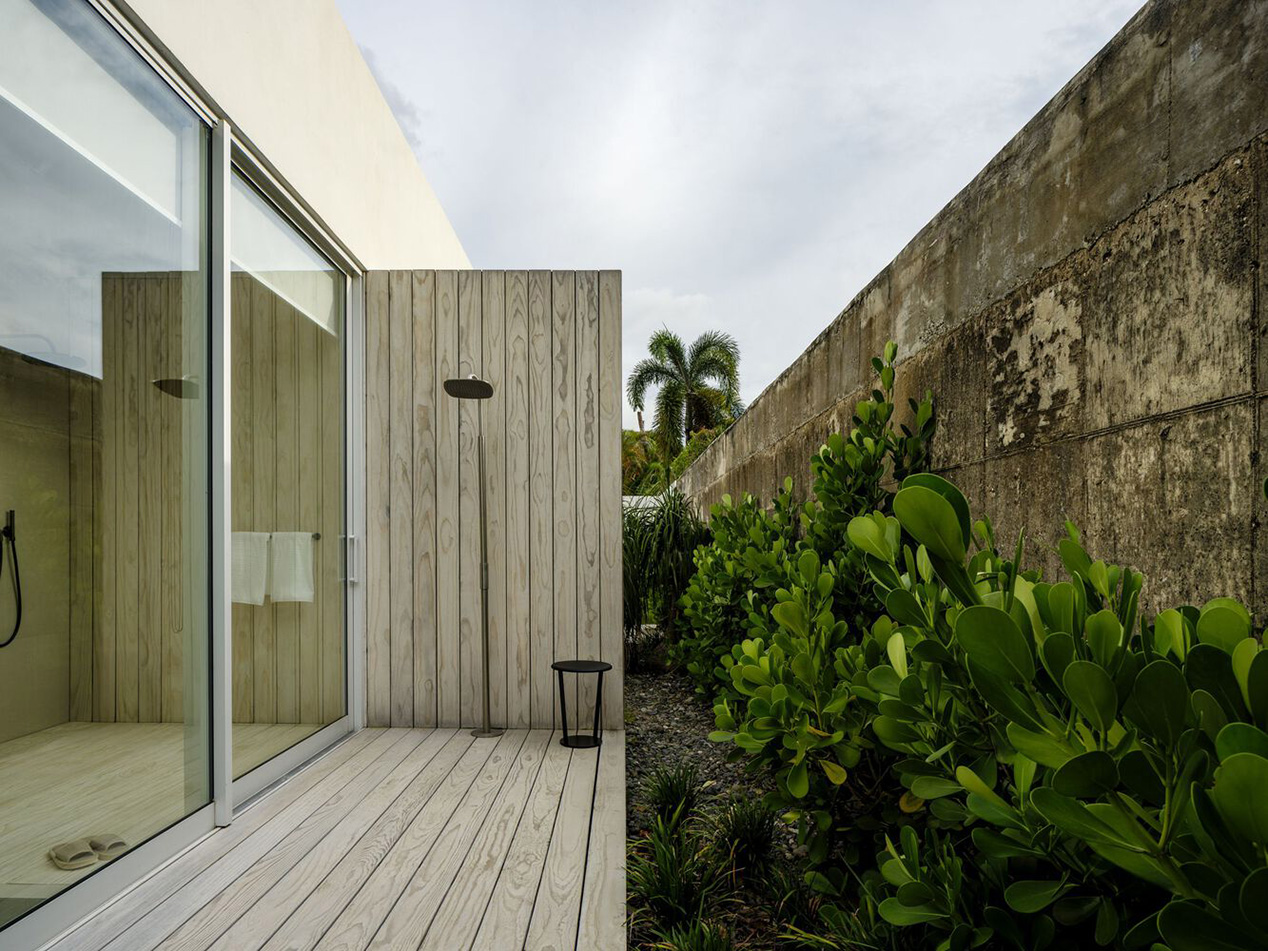 Biệt thự Brisana tại Puerto Rico – không gian nhiệt đới cải tạo bởi Paul Raff Studio với terracotta scallop, ánh sáng tự nhiên và vườn liên kết.