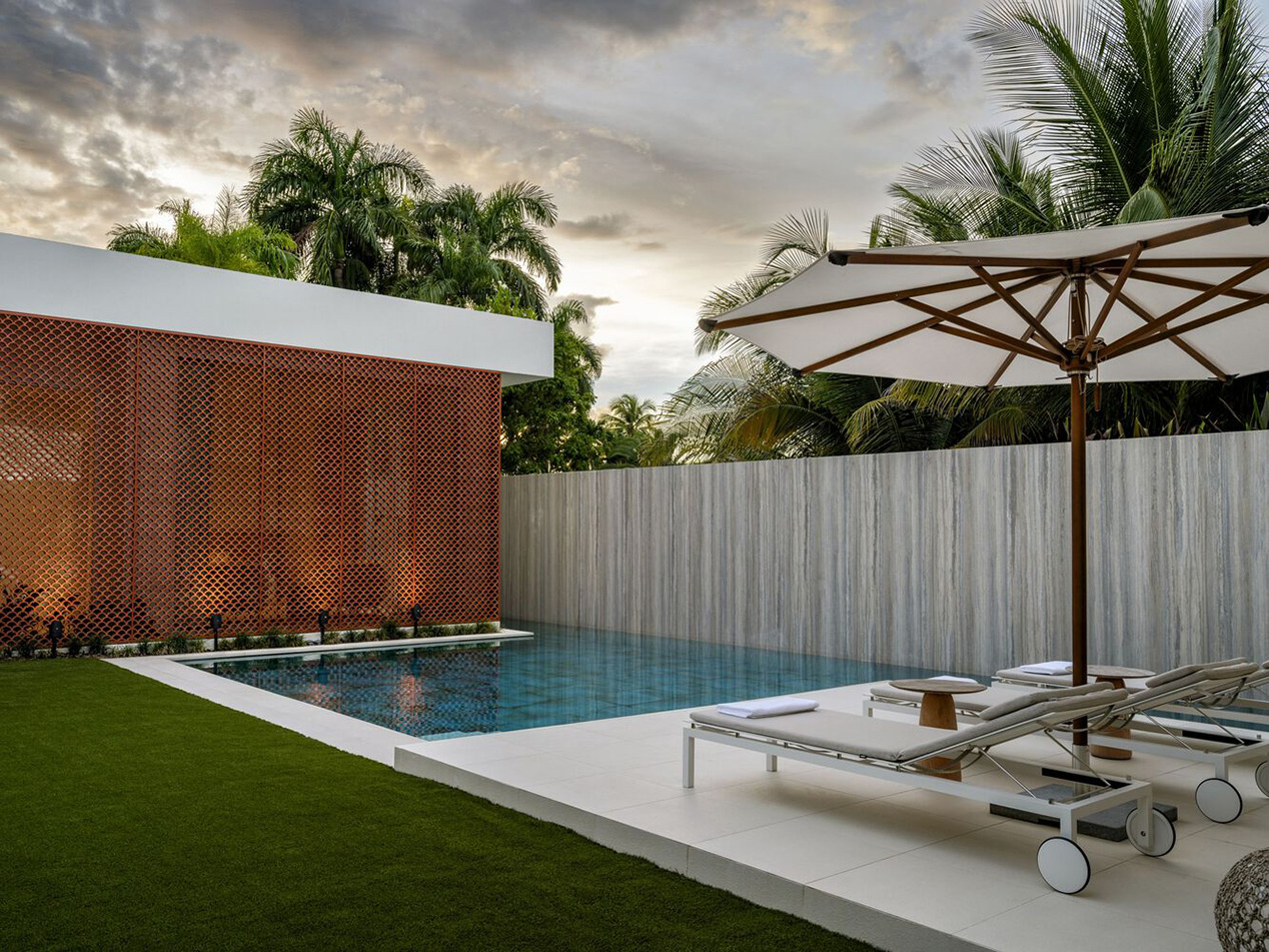 Biệt thự Brisana tại Puerto Rico – không gian nhiệt đới cải tạo bởi Paul Raff Studio với terracotta scallop, ánh sáng tự nhiên và vườn liên kết.