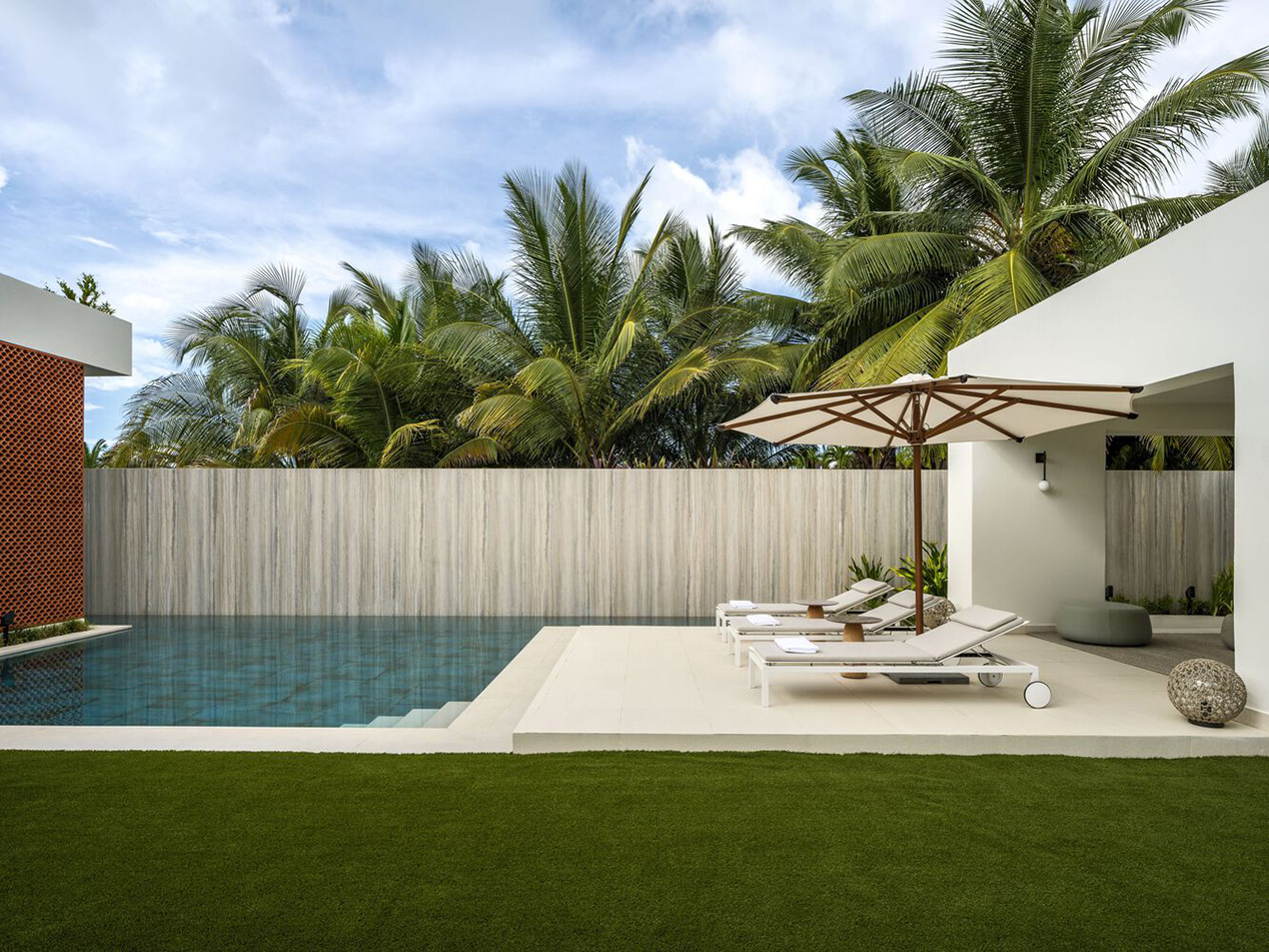 Biệt thự Brisana tại Puerto Rico – không gian nhiệt đới cải tạo bởi Paul Raff Studio với terracotta scallop, ánh sáng tự nhiên và vườn liên kết.