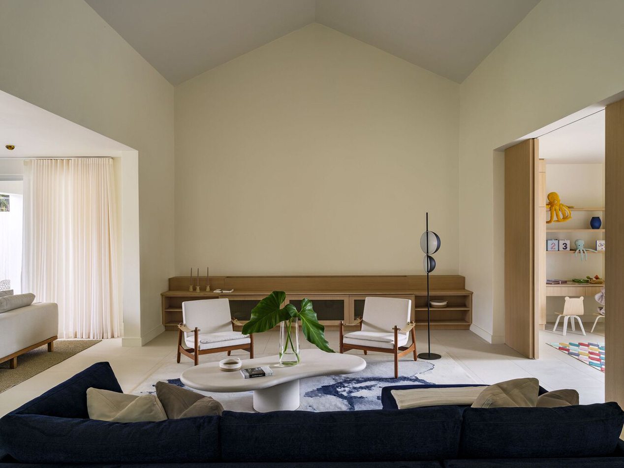 Biệt thự Brisana tại Puerto Rico – không gian nhiệt đới cải tạo bởi Paul Raff Studio với terracotta scallop, ánh sáng tự nhiên và vườn liên kết.