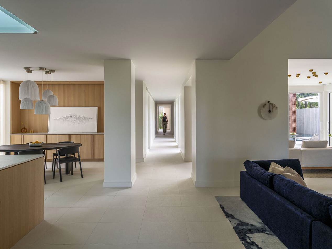 Biệt thự Brisana tại Puerto Rico – không gian nhiệt đới cải tạo bởi Paul Raff Studio với terracotta scallop, ánh sáng tự nhiên và vườn liên kết.