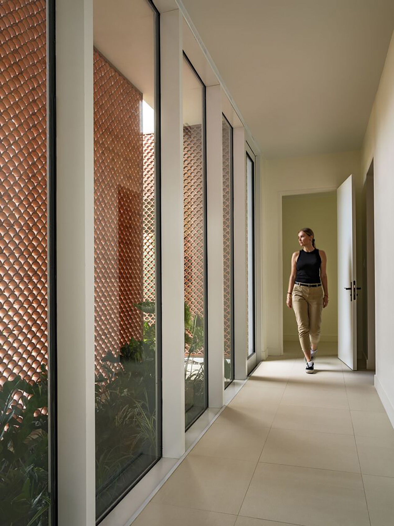 Biệt thự Brisana tại Puerto Rico – không gian nhiệt đới cải tạo bởi Paul Raff Studio với terracotta scallop, ánh sáng tự nhiên và vườn liên kết.