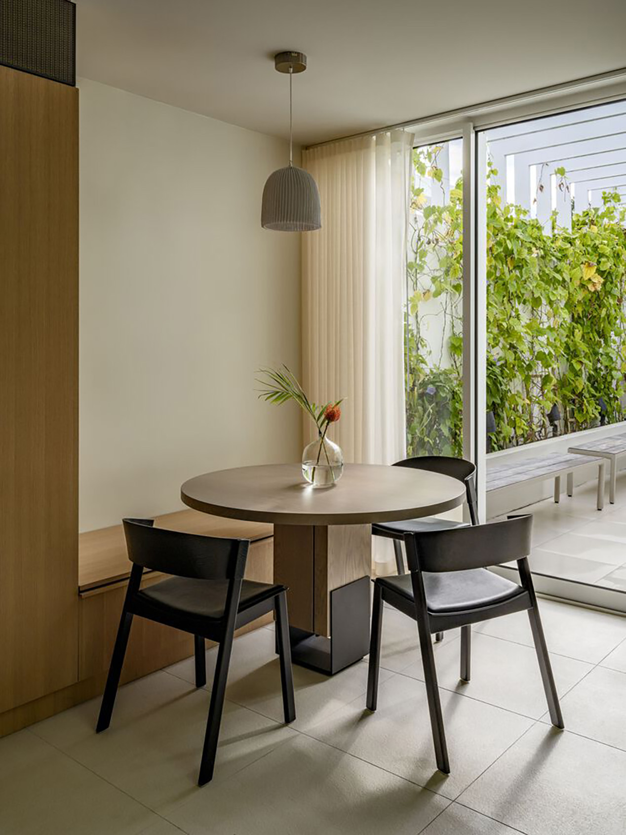 Biệt thự Brisana tại Puerto Rico – không gian nhiệt đới cải tạo bởi Paul Raff Studio với terracotta scallop, ánh sáng tự nhiên và vườn liên kết.