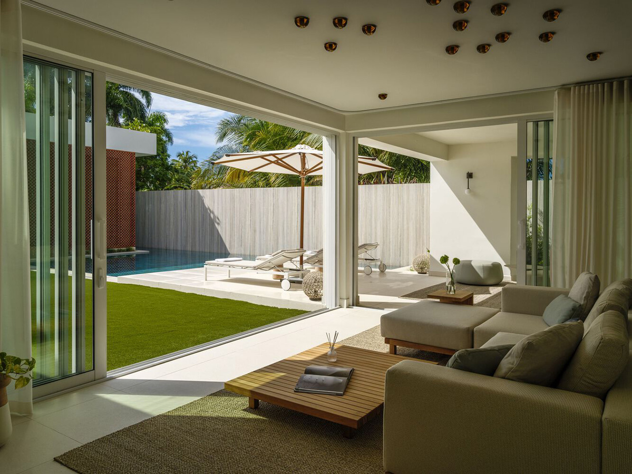 Biệt thự Brisana tại Puerto Rico – không gian nhiệt đới cải tạo bởi Paul Raff Studio với terracotta scallop, ánh sáng tự nhiên và vườn liên kết.