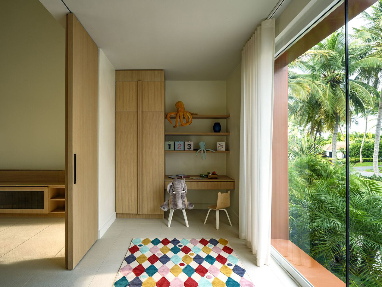 Biệt thự Brisana tại Puerto Rico – không gian nhiệt đới cải tạo bởi Paul Raff Studio với terracotta scallop, ánh sáng tự nhiên và vườn liên kết.