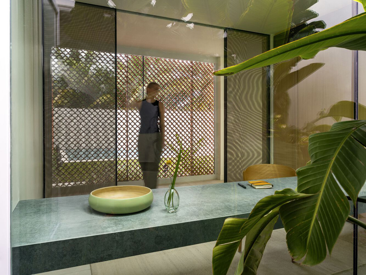 Biệt thự Brisana tại Puerto Rico – không gian nhiệt đới cải tạo bởi Paul Raff Studio với terracotta scallop, ánh sáng tự nhiên và vườn liên kết.