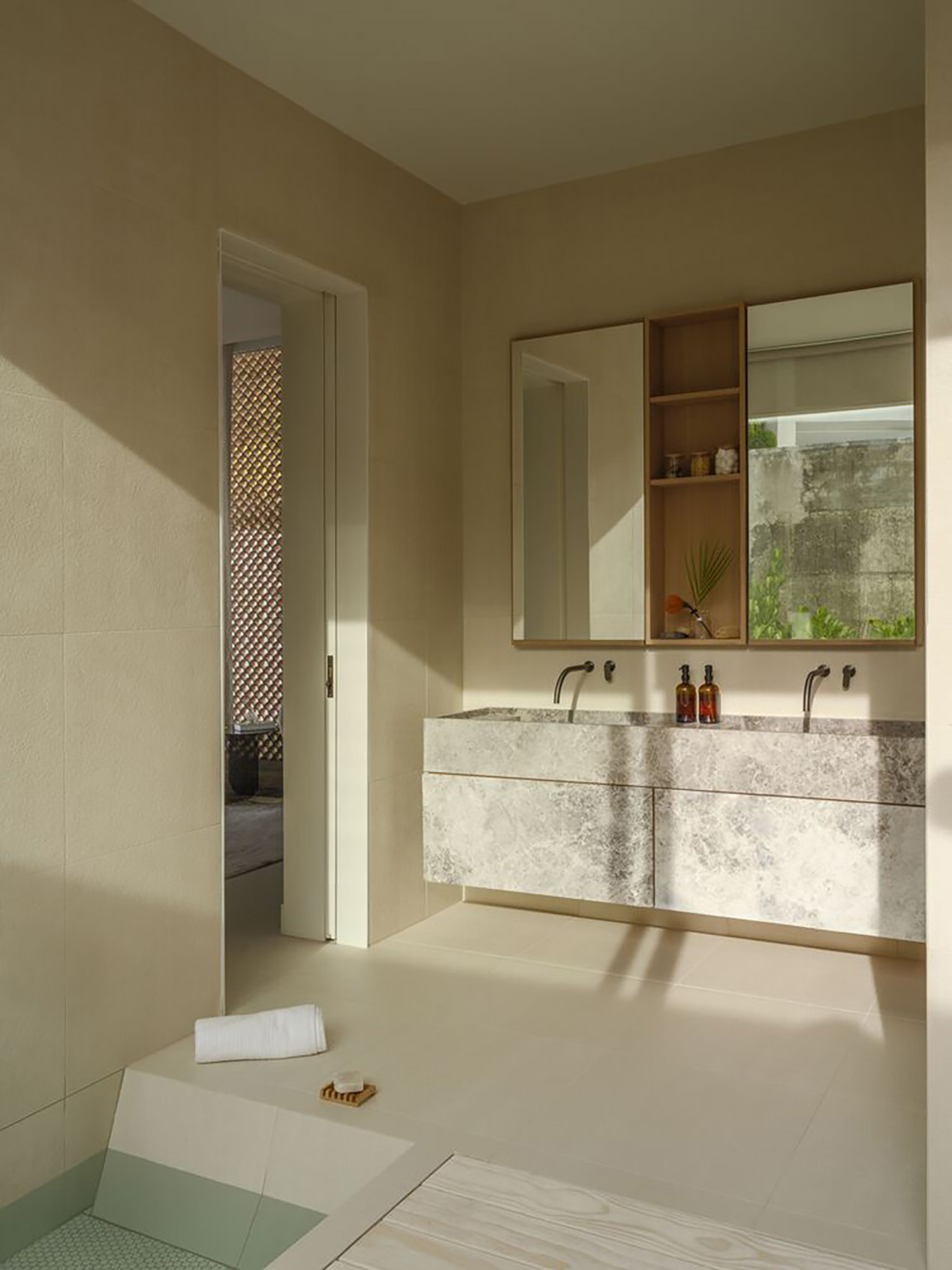 Biệt thự Brisana tại Puerto Rico – không gian nhiệt đới cải tạo bởi Paul Raff Studio với terracotta scallop, ánh sáng tự nhiên và vườn liên kết.