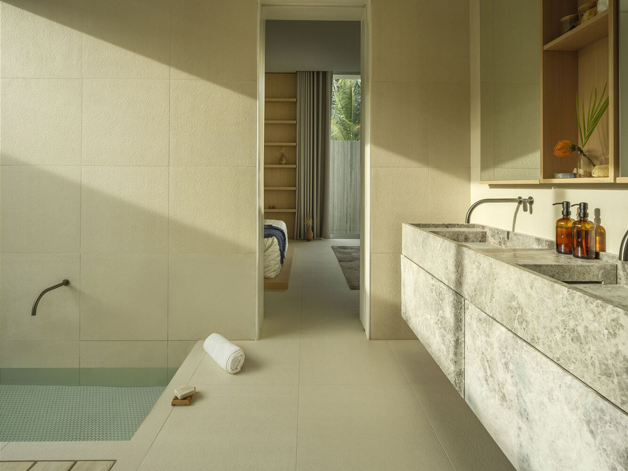 Biệt thự Brisana tại Puerto Rico – không gian nhiệt đới cải tạo bởi Paul Raff Studio với terracotta scallop, ánh sáng tự nhiên và vườn liên kết.