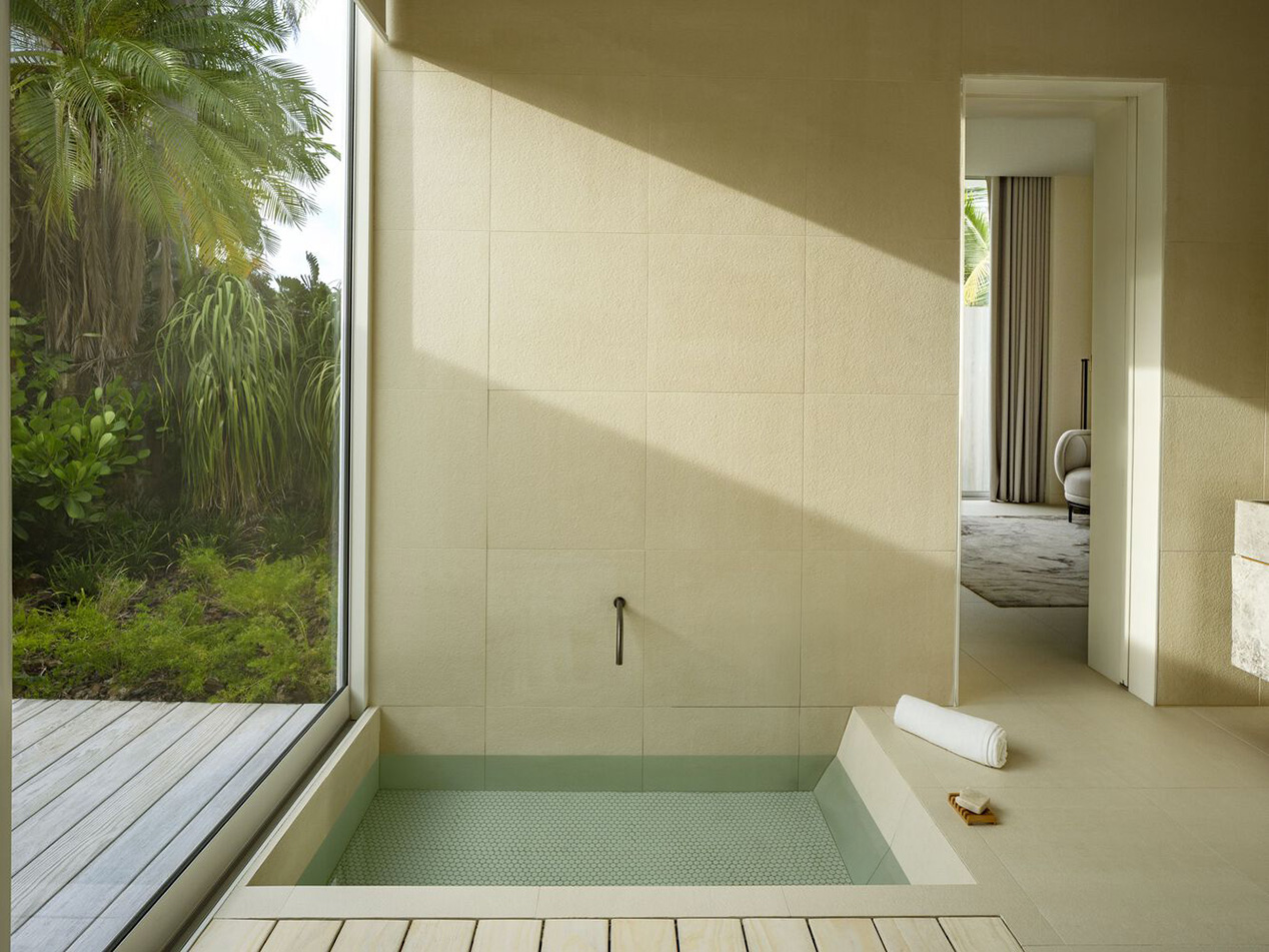 Biệt thự Brisana tại Puerto Rico – không gian nhiệt đới cải tạo bởi Paul Raff Studio với terracotta scallop, ánh sáng tự nhiên và vườn liên kết.