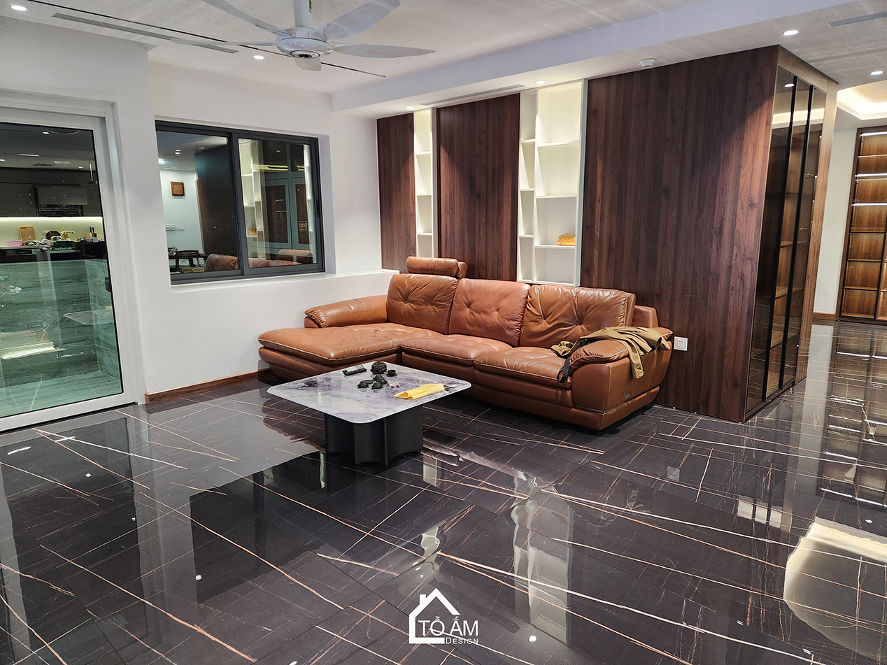 Phòng khách: Sự đối lập tinh tế tạo nên chiều sâu sang trọng - Hoàn thiện Chung cư 2 ngủ tại Tòa Ciputra, Tây Hồ - Tổ Ấm Design 