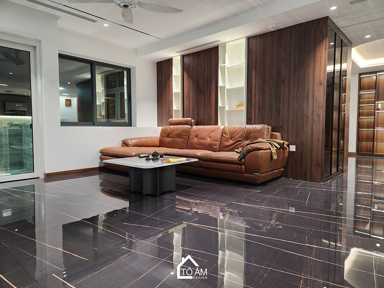 Phòng khách: Sự đối lập tinh tế tạo nên chiều sâu sang trọng - Hoàn thiện Chung cư 2 ngủ tại Tòa Ciputra, Tây Hồ - Tổ Ấm Design 