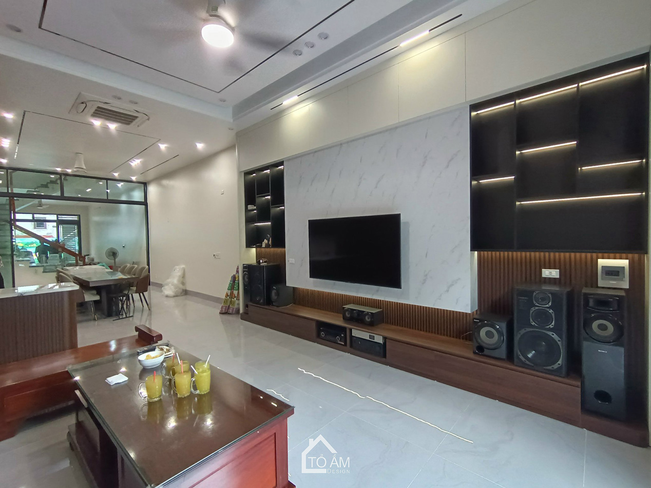 Phòng khách: Nơi cảm xúc bắt đầu trong không gian nhà phố chữa lành - Hoàn thiện Nhà phố Hiện đại 3 tầng tại Tiên Yên - Tổ Ấm Design