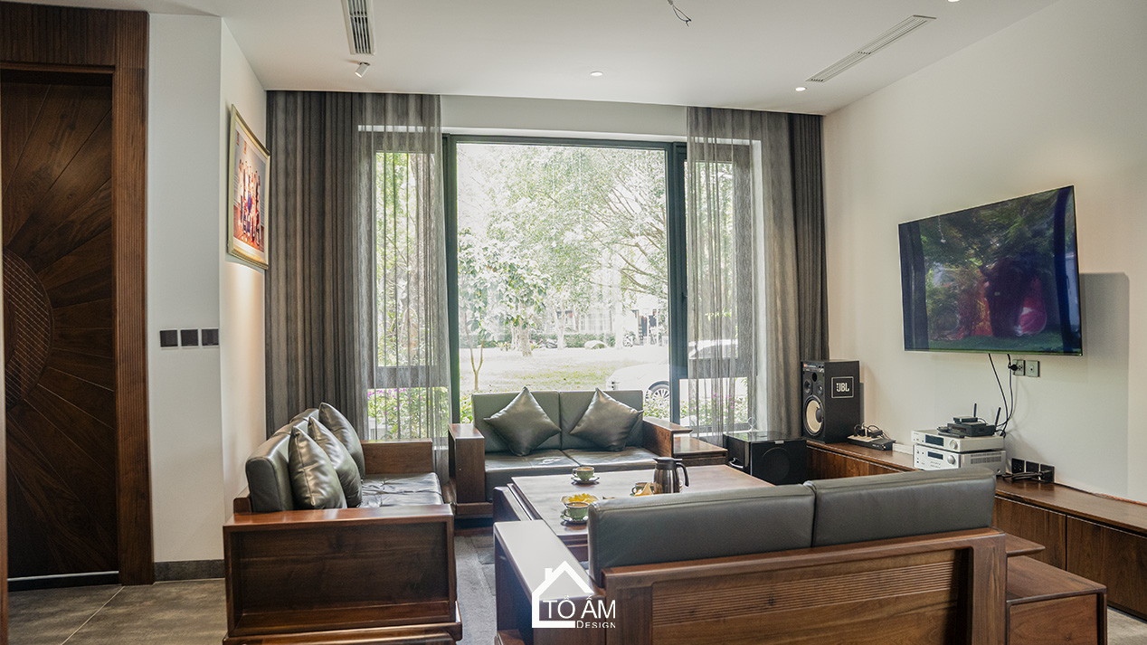 Phòng khách Biệt thự Gỗ Sồi Ecopark: Dấu ấn của sự sang trọng và bình yên - Hoàn tiện công trình Biệt thự Gỗ Sồi Mỹ Ecopark - Tổ Ấm Design