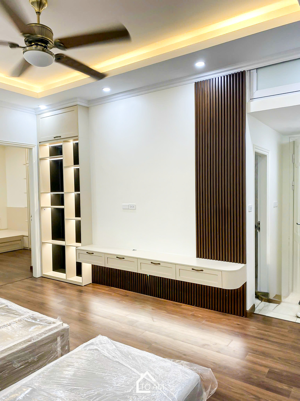 Phòng khách kết hợp bàn ăn: Trắng tinh khôi – Sang trọng – Nhẹ nhàng - Hoàn thiện Chung cư 3 ngủ Cienco Thanh Xuân, Hoàng Đạo Thúy - Tổ Ấm Design