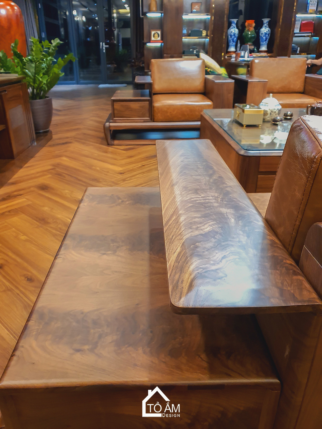 Phòng khách Penthouse Gỗ Tự Nhiên, Gỗ óc chó Sang Trọng - Hoàn thiện công trình Penthouse Gỗ Tự Nhiên chú Vui tại Hòa Lạc - Tổ Ấm Design