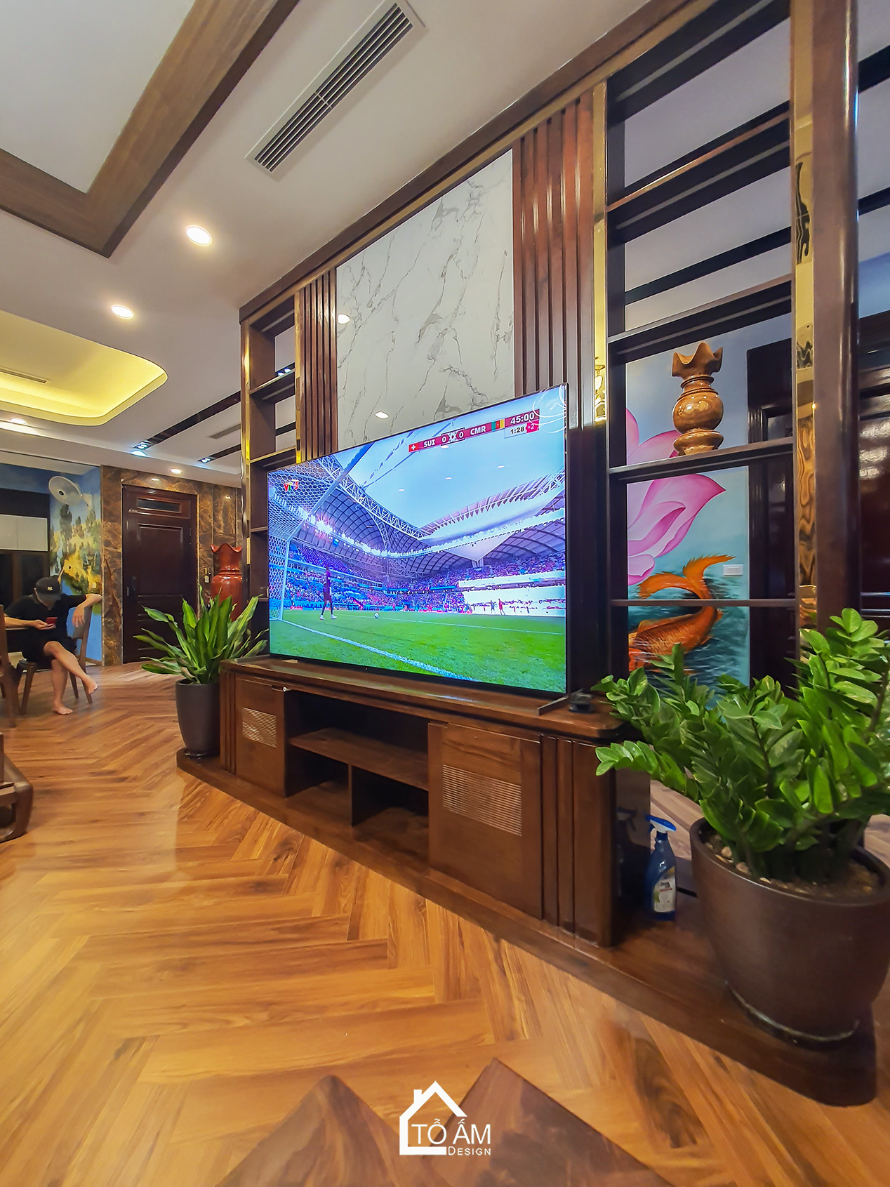 Phòng khách Penthouse Gỗ Tự Nhiên, Gỗ óc chó Sang Trọng - Hoàn thiện công trình Penthouse Gỗ Tự Nhiên chú Vui tại Hòa Lạc - Tổ Ấm Design