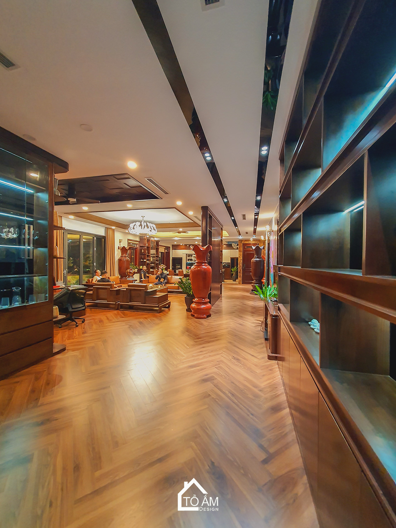 Phòng khách Penthouse Gỗ Tự Nhiên, Gỗ óc chó Sang Trọng - Hoàn thiện công trình Penthouse Gỗ Tự Nhiên chú Vui tại Hòa Lạc - Tổ Ấm Design