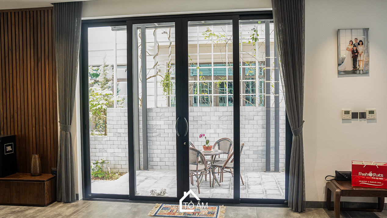 Phòng khách Biệt thự Gỗ Sồi Ecopark: Dấu ấn của sự sang trọng và bình yên - Hoàn tiện công trình Biệt thự Gỗ Sồi Mỹ Ecopark - Tổ Ấm Design