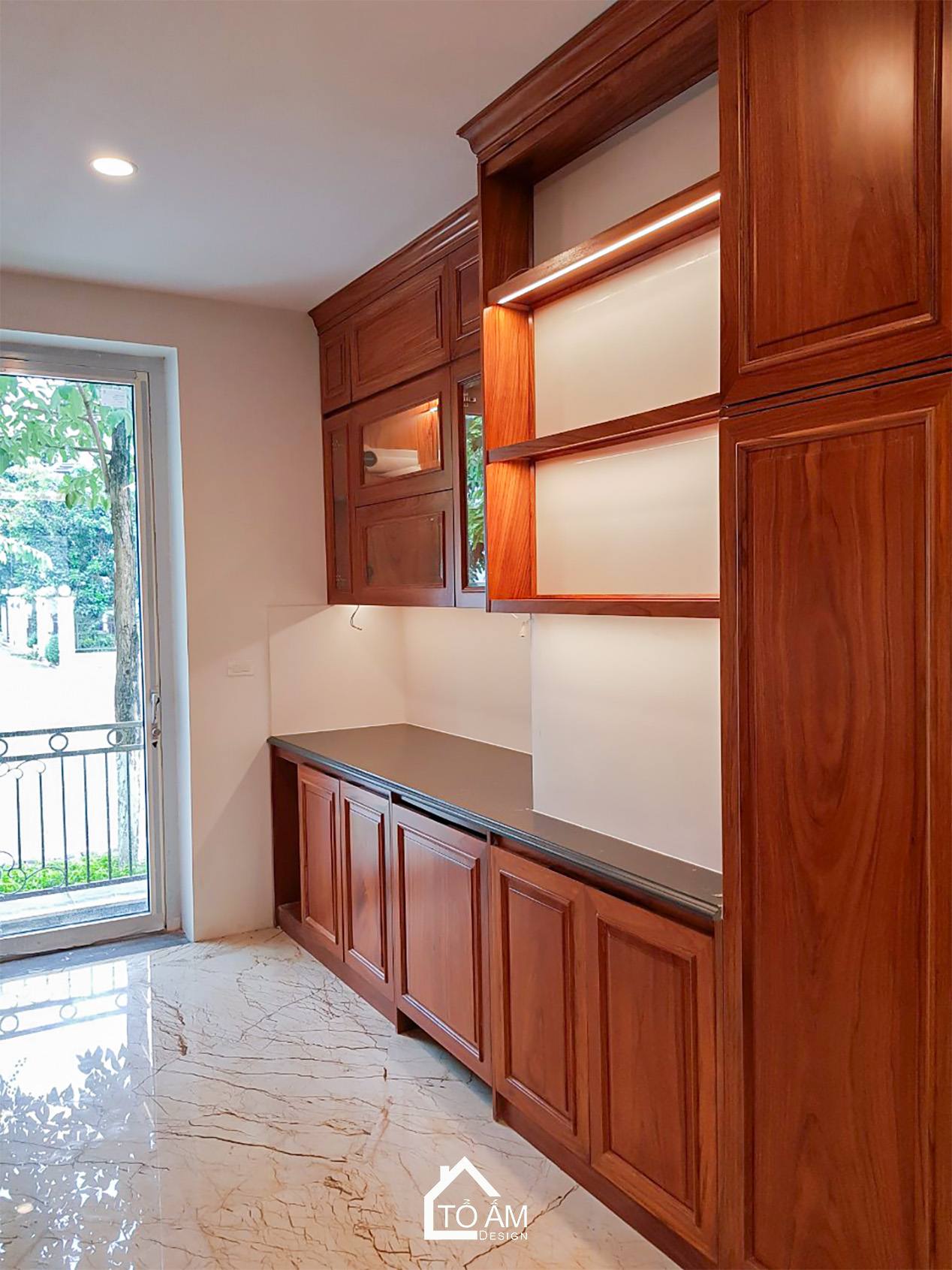 Phòng Bếp Gỗ gõ đỏ sang trọng phong cách Tân Cổ Điển - Biệt thự Gỗ gõ đỏ sang trọng – Tổ Ấm Design