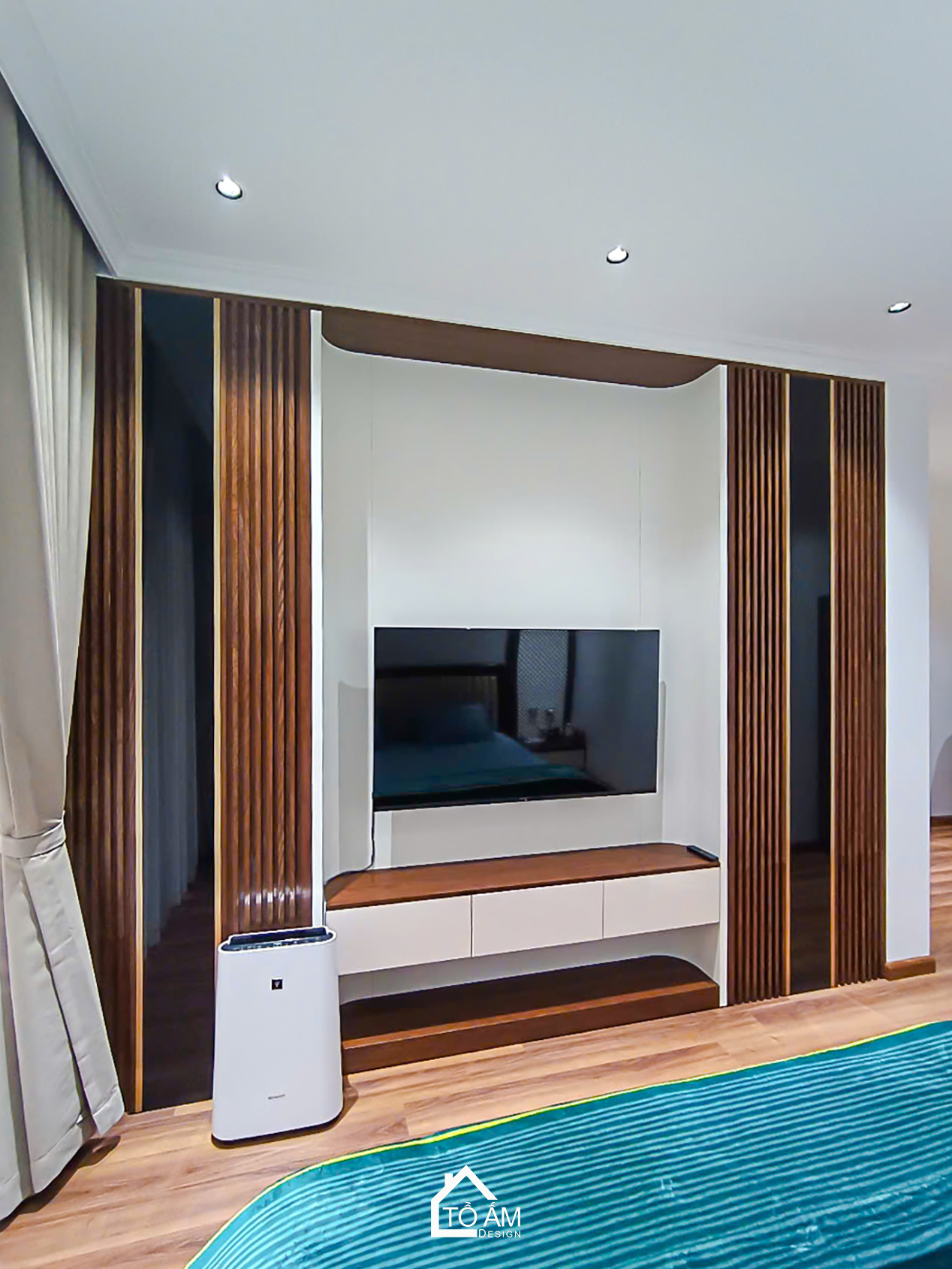 Phòng ngủ Master (có khu thay đồ): Riêng tư và đẳng cấp - Hoàn Thiện Nội Thất Nhà Phố 3 Tầng tại Yên Nghĩa, Hà Đông - Tổ Ấm Design