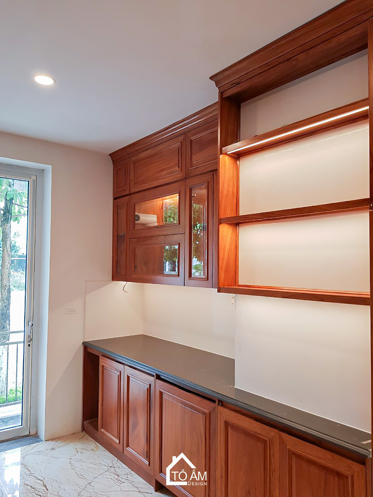 Phòng Bếp Gỗ gõ đỏ sang trọng phong cách Tân Cổ Điển - Biệt thự Gỗ gõ đỏ sang trọng – Tổ Ấm Design