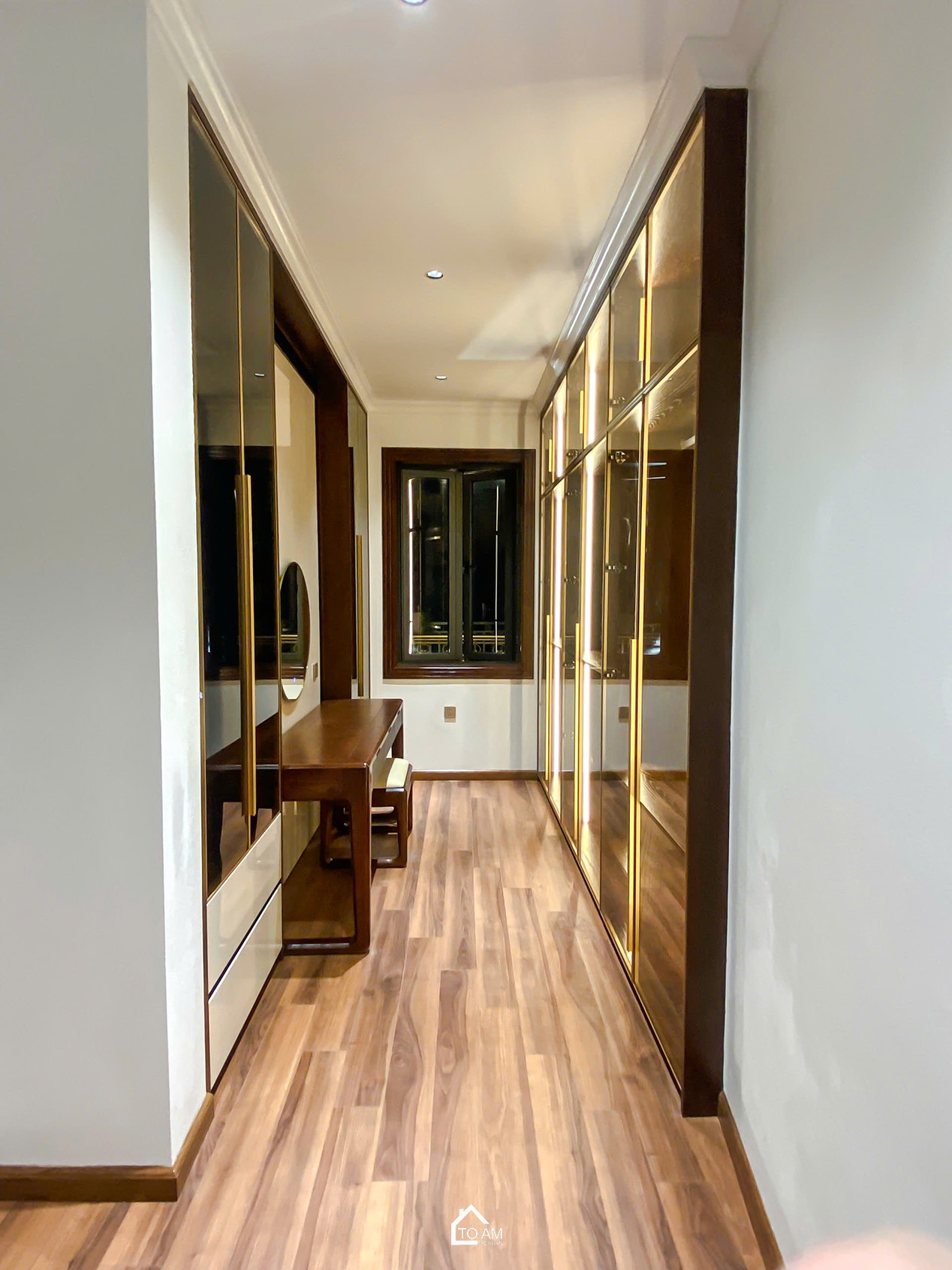 Phòng ngủ Master (có khu thay đồ): Riêng tư và đẳng cấp - Hoàn Thiện Nội Thất Nhà Phố 3 Tầng tại Yên Nghĩa, Hà Đông - Tổ Ấm Design