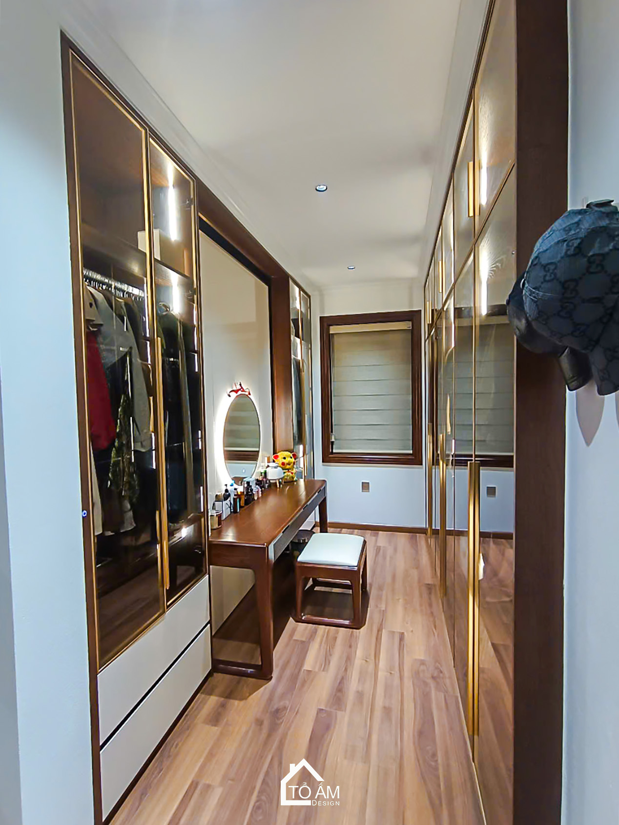 Phòng ngủ Master (có khu thay đồ): Riêng tư và đẳng cấp - Hoàn Thiện Nội Thất Nhà Phố 3 Tầng tại Yên Nghĩa, Hà Đông - Tổ Ấm Design