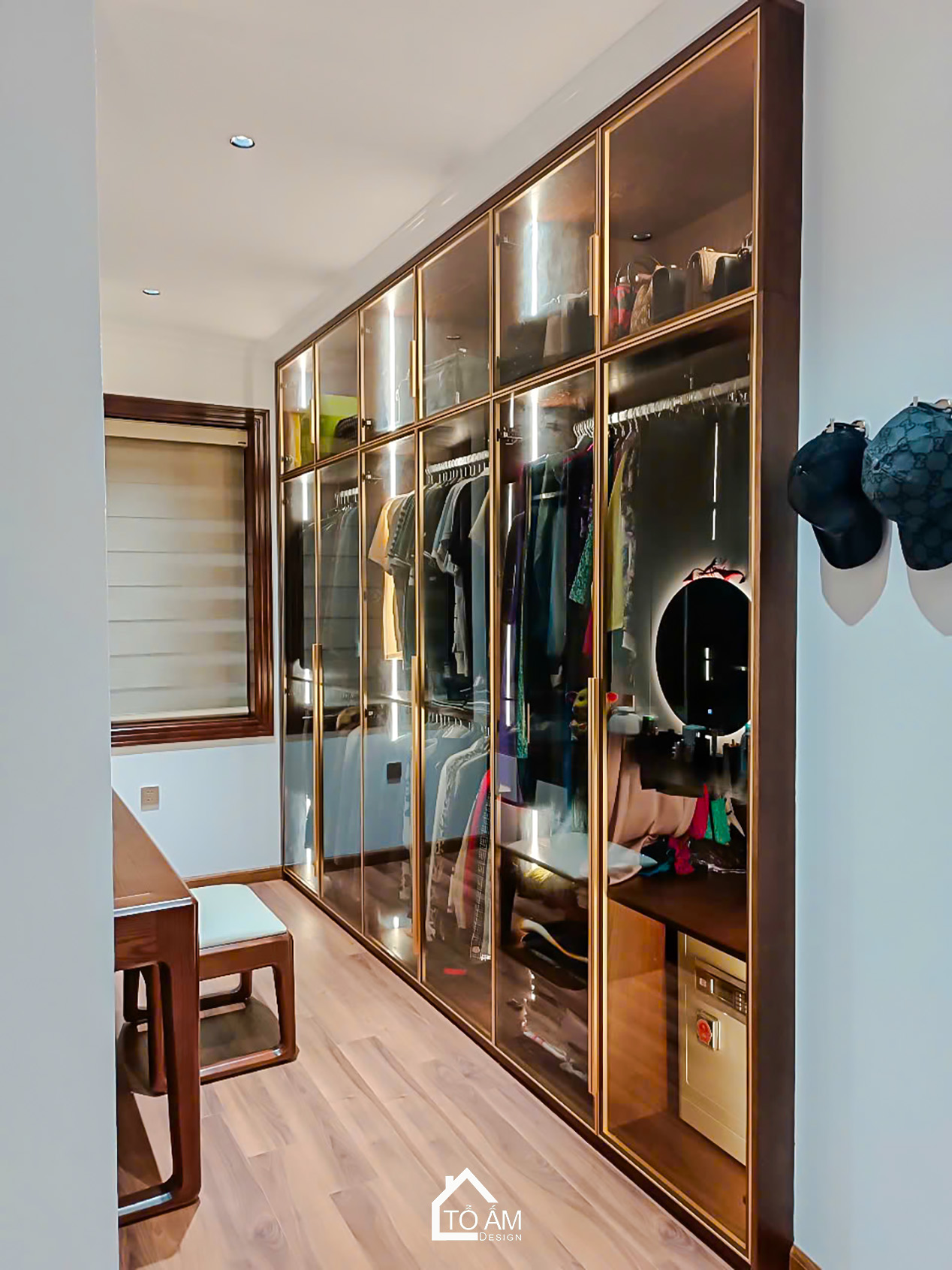 Phòng ngủ Master (có khu thay đồ): Riêng tư và đẳng cấp - Hoàn Thiện Nội Thất Nhà Phố 3 Tầng tại Yên Nghĩa, Hà Đông - Tổ Ấm Design