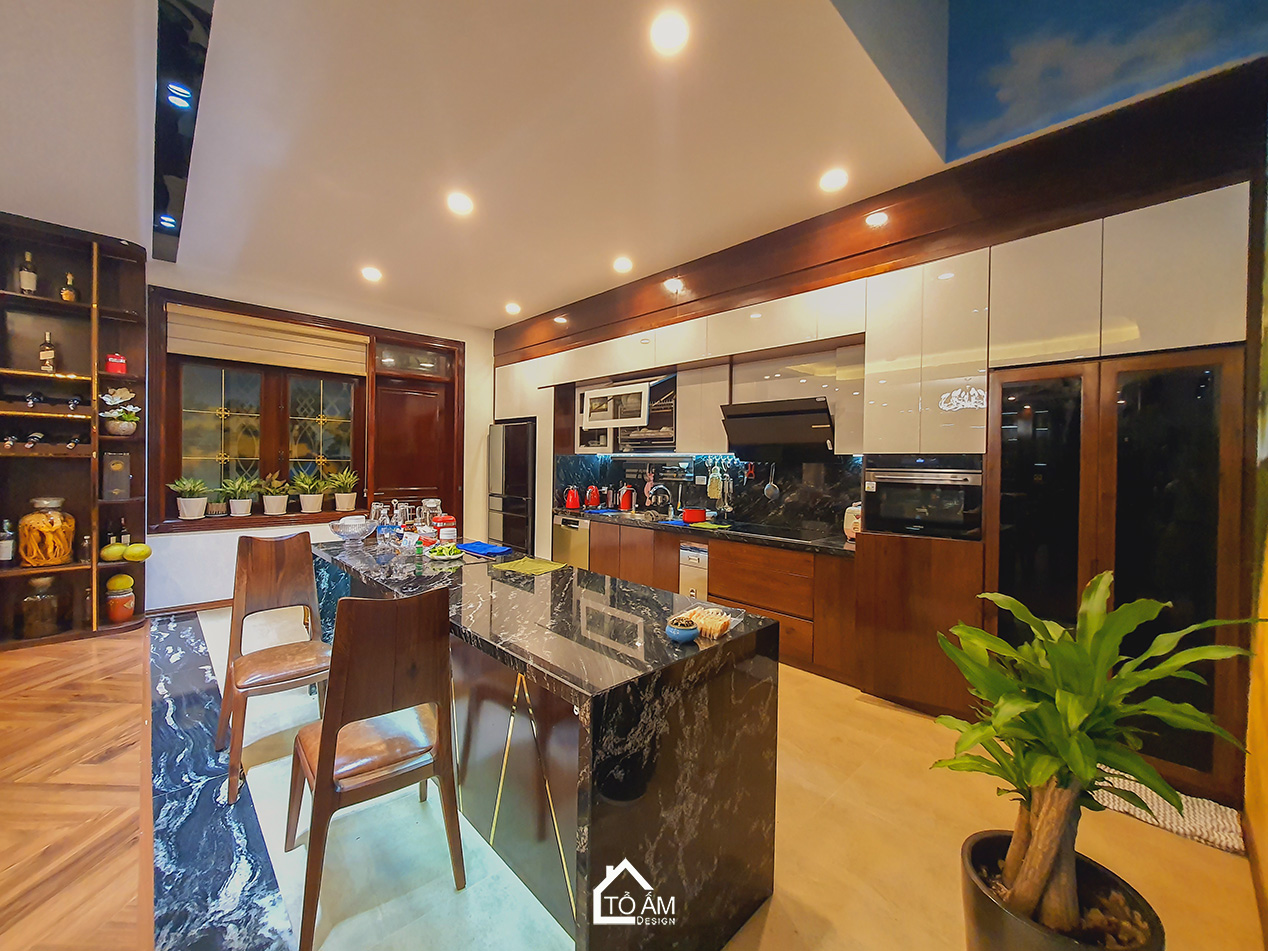 Phòng bếp Penthouse Gỗ Tự Nhiên, Gỗ óc chó Sang Trọng - Hoàn thiện công trình Penthouse Gỗ Tự Nhiên chú Vui tại Hòa Lạc - Tổ Ấm Design