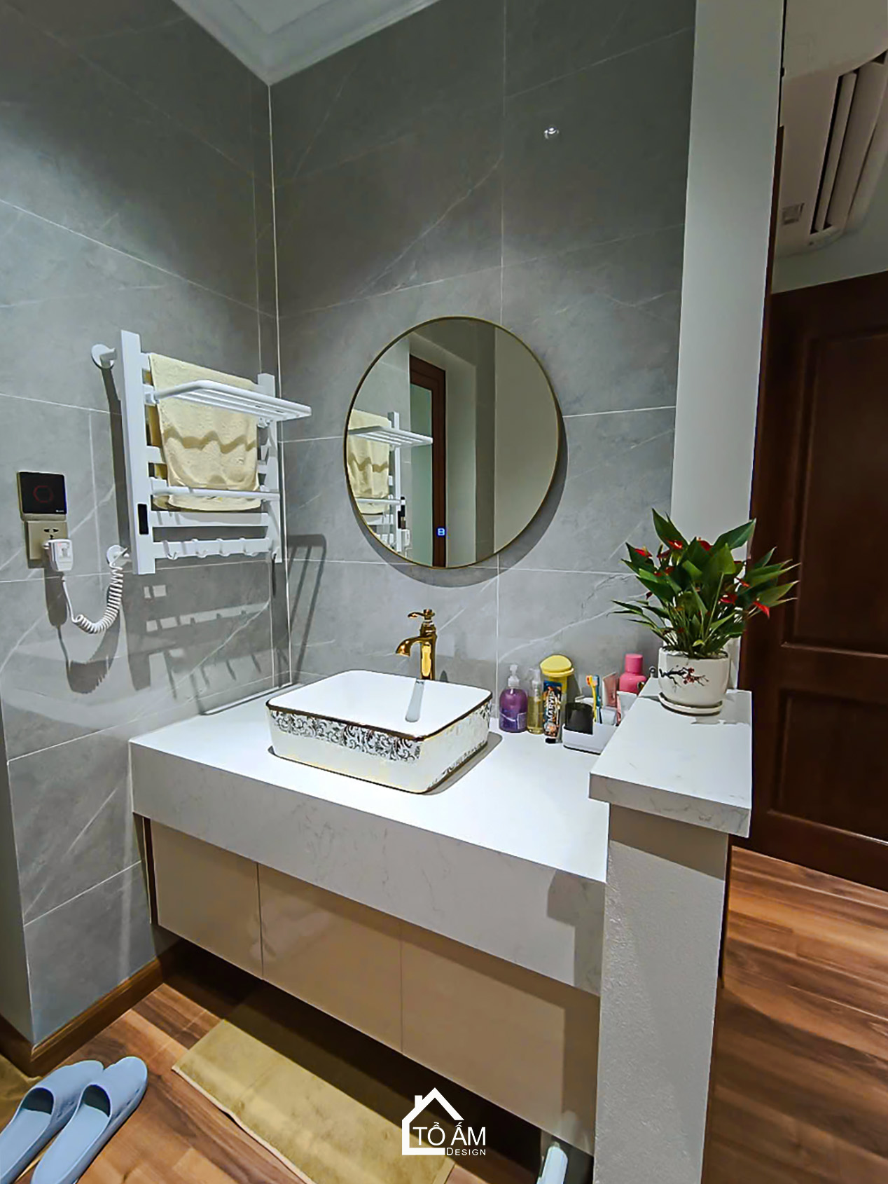 Phòng ngủ Master (có khu thay đồ): Riêng tư và đẳng cấp - Hoàn Thiện Nội Thất Nhà Phố 3 Tầng tại Yên Nghĩa, Hà Đông - Tổ Ấm Design