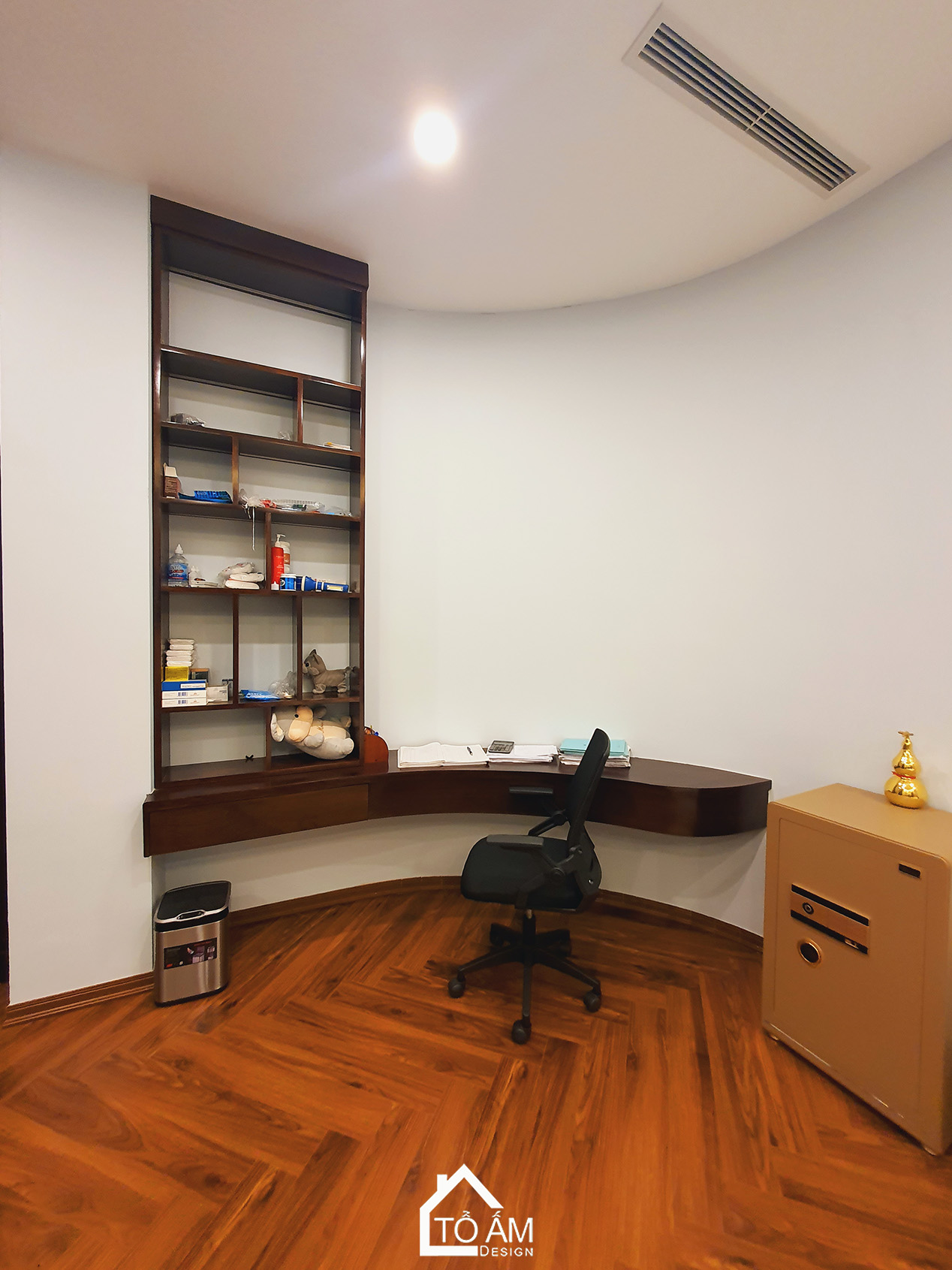 Phòng ngủ Master Penthouse Gỗ Tự Nhiên, Gỗ óc chó Sang Trọng - Hoàn thiện công trình Penthouse Gỗ Tự Nhiên chú Vui tại Hòa Lạc - Tổ Ấm Design