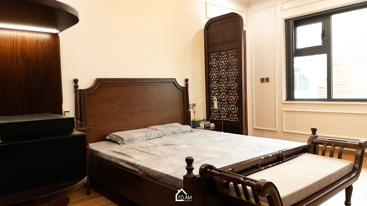 Phòng ngủ Master: Tĩnh tại – Riêng tư – Đậm chất Đông Dương  - Hoàn thiện công trình Biệt thự sân vườn Đông Anh - Tổ Ấm Design