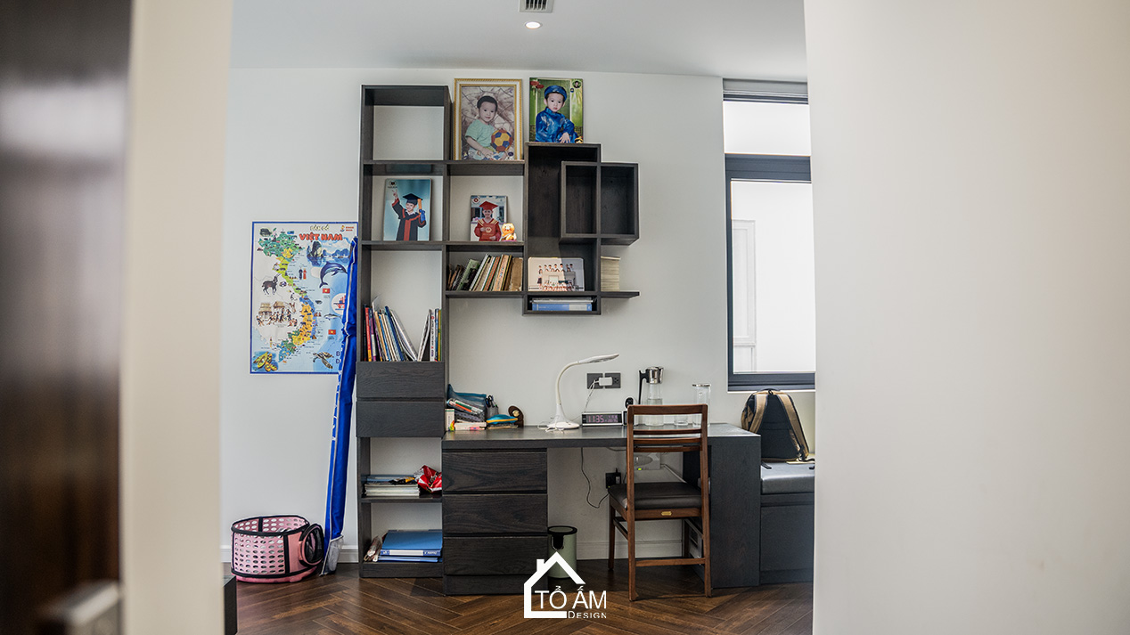 Phòng ngủ con trai: Mạnh mẽ – khoa học – tối giản - Hoàn thiện công trình Biệt thự Gỗ Sồi Mỹ Ecopark - Tổ Ấm Design